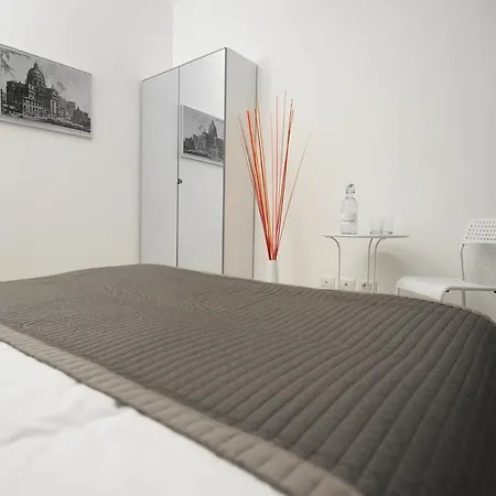 Under The Dome Gasthuis *